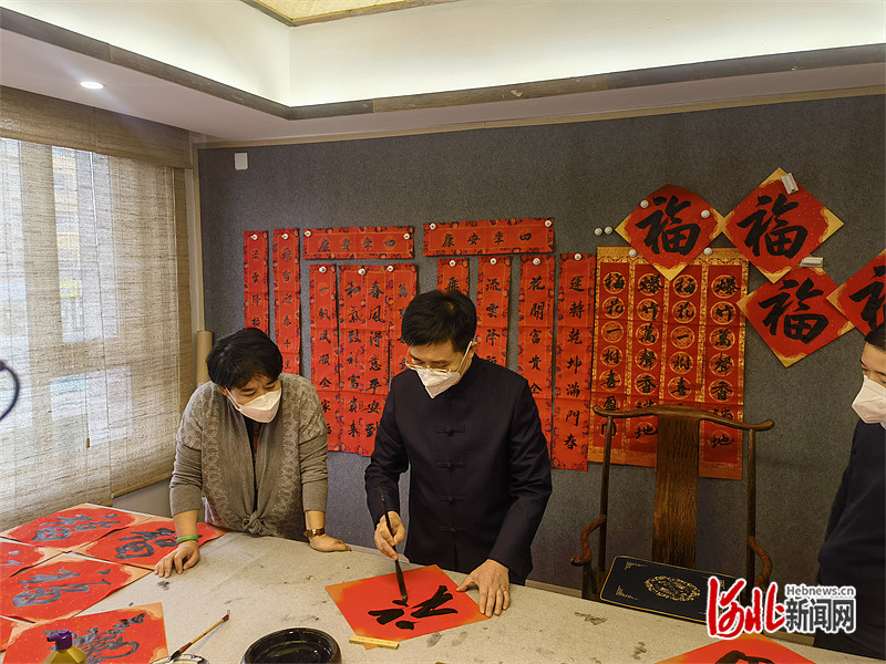 梆子聲里剪紙紅，福字潤(rùn)染石家莊的溫情歲歲年年